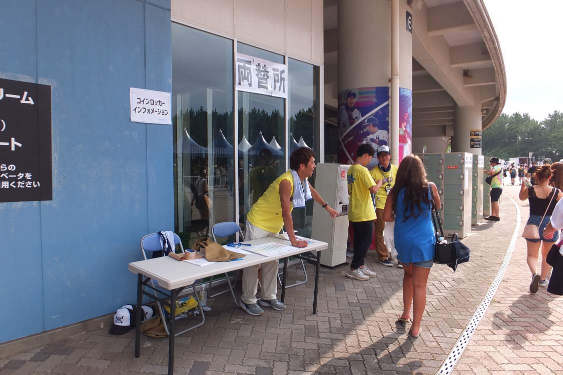 ロッカーは1回で概ね500円。紙幣は使えないので両替所があります。