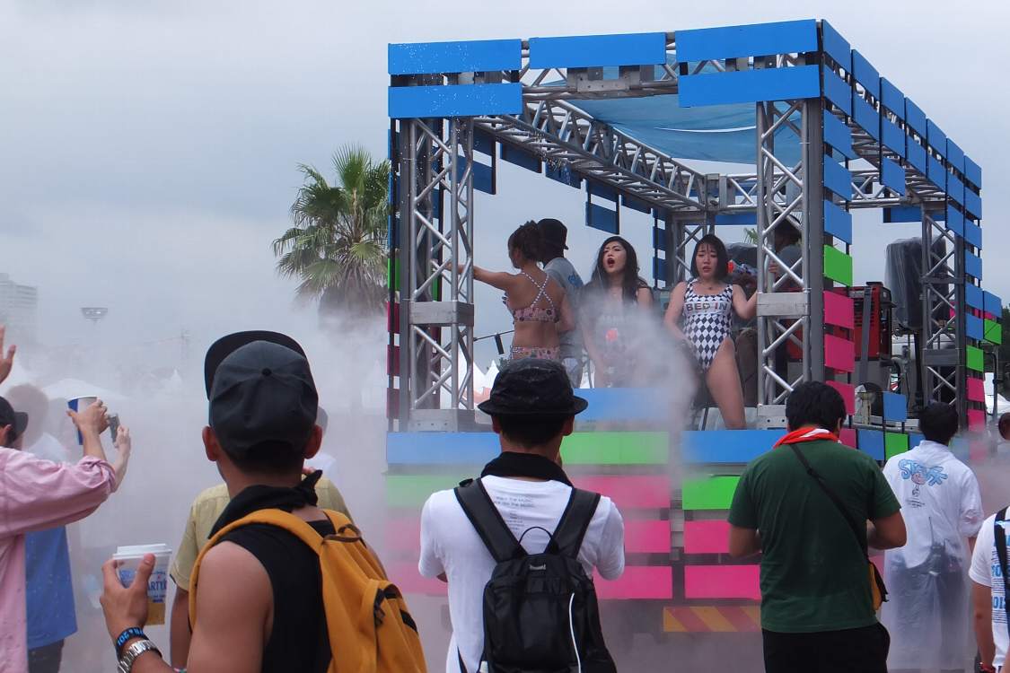 喜ぶのは男のみ。