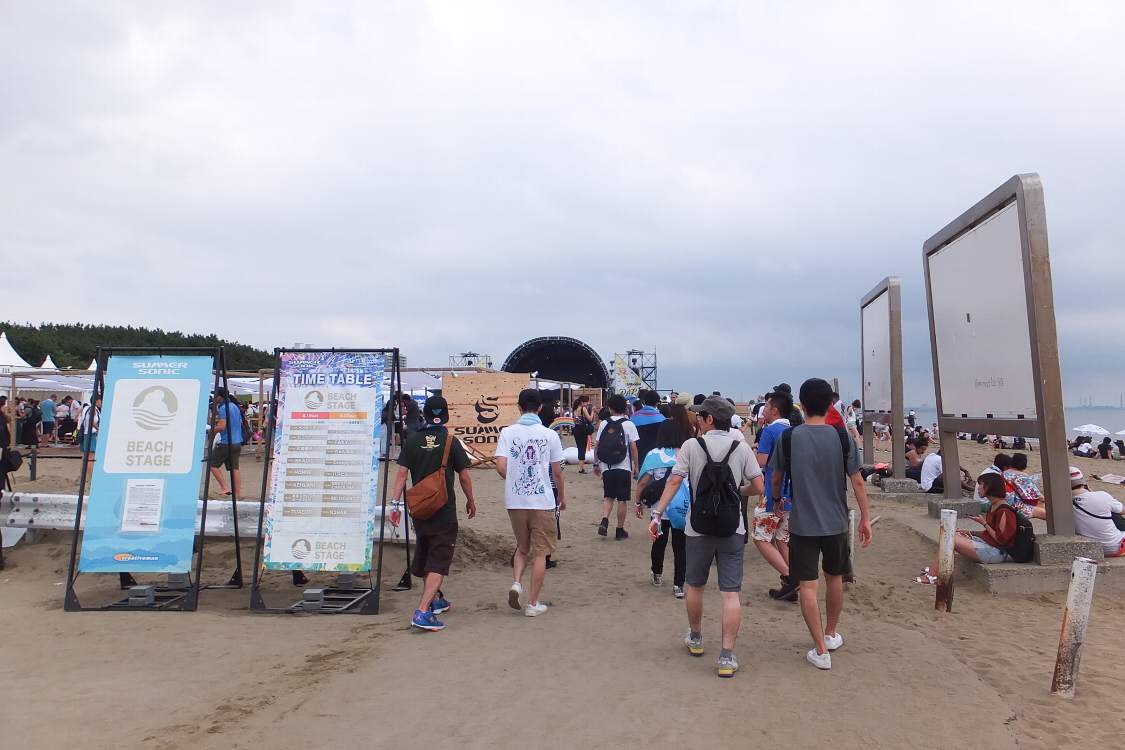 奥にビーチステージが見えます。ステージの位置がこれまでと逆になりました。南側から見ることはできなくなっています。