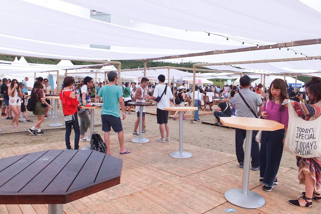 テーブルもありました。前回までに比べ、飲食できるスペースが広がっています。