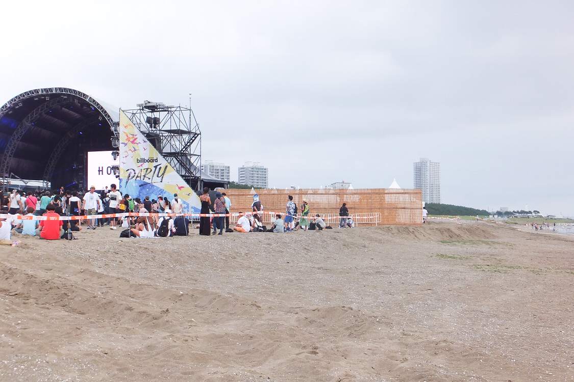 砂浜の傾斜がかかる部分は入れません。ステージより南側からも回り込みできません。