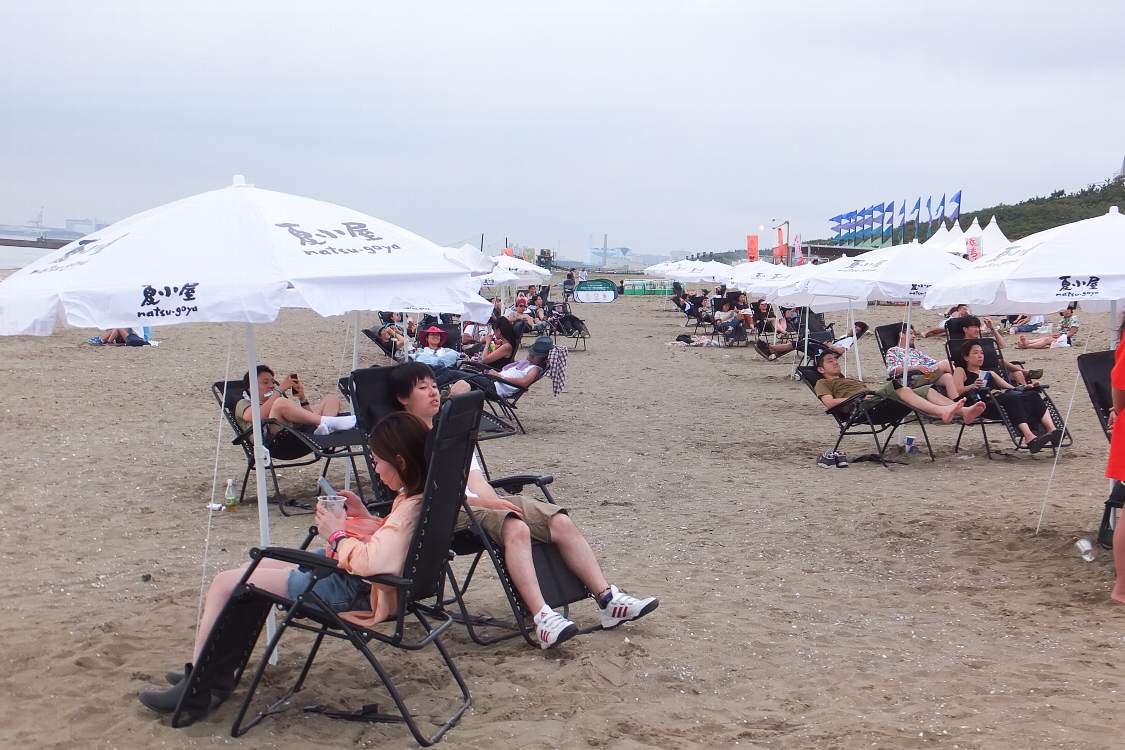 ビーチパラソルが多数。