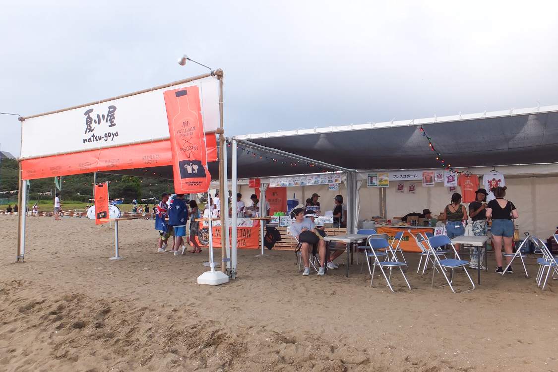 夏小屋。海の家のような雰囲気です。