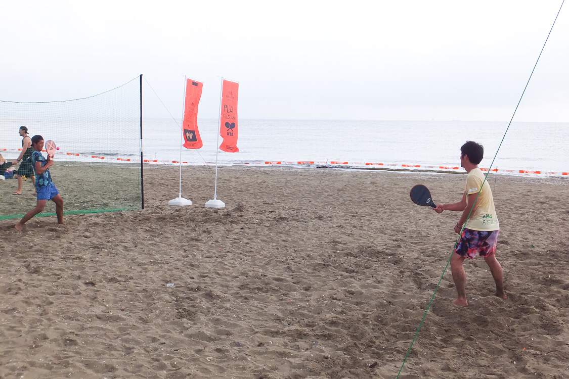 木製のラケットでバドミントンのように球を打ち、ブラジル版羽子板とも言われます。