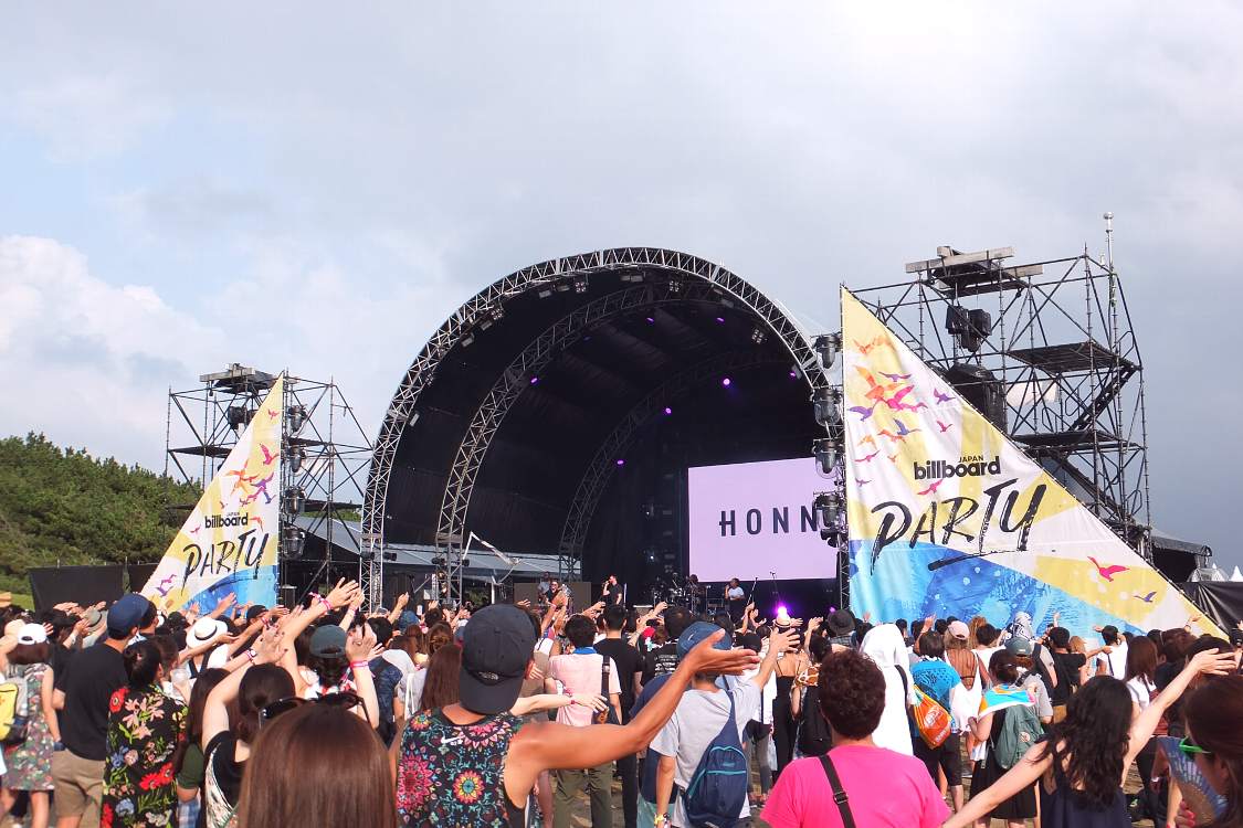 これまでとは逆方向の南東側にステージを設置。前回と同じ半円形のステージです。