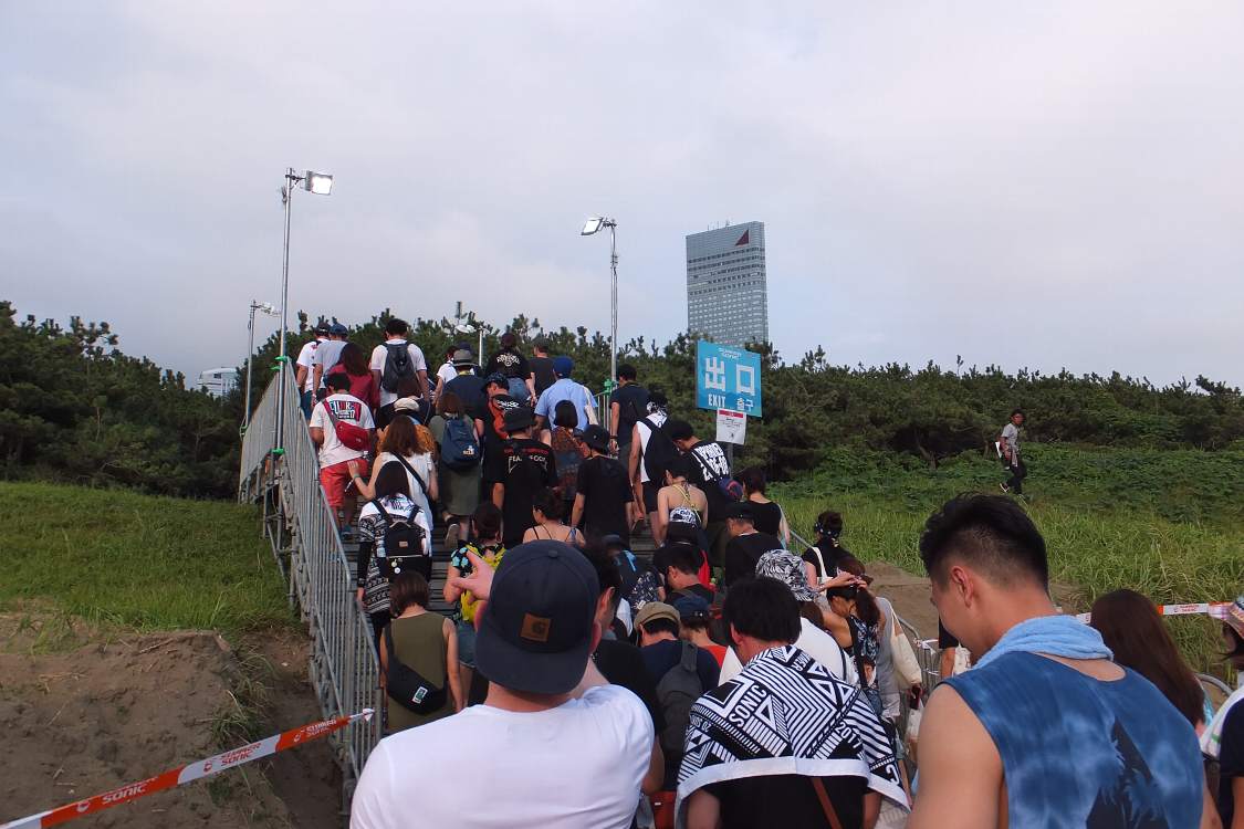 もともと通路がありますが、多人数が通過するため階段が仮設されています。