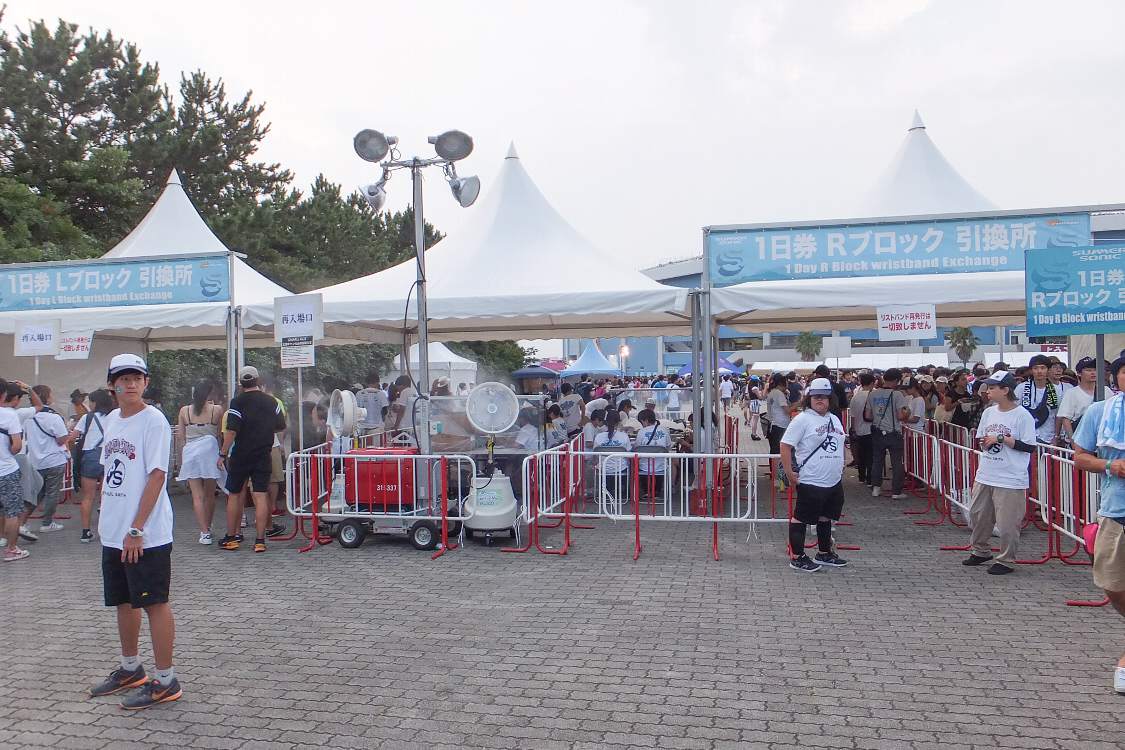 1日券のリストバンド引換所。通し券は東側の道路沿いです。