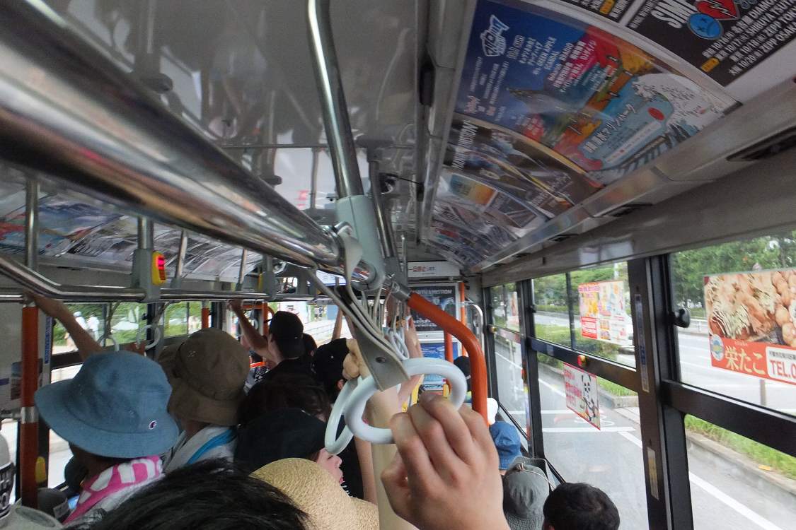 バスの車内。例年通り広告はサマーソニックの主催者が多い。