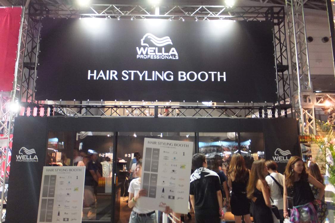 幕張メッセ内の物販店。白髪染めのメーカー、ウエラ。若年層の認知度向上が目的か。