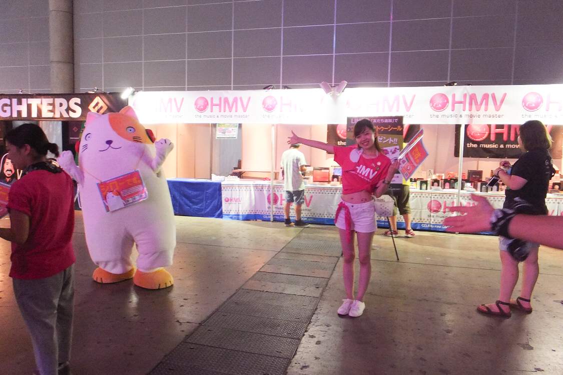 若い女性の呼び込みは多いが着ぐるみは珍しい。