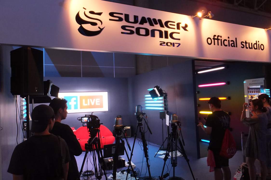 サマーソニックの公式スタジオ。出演者等の映像、写真を撮影。