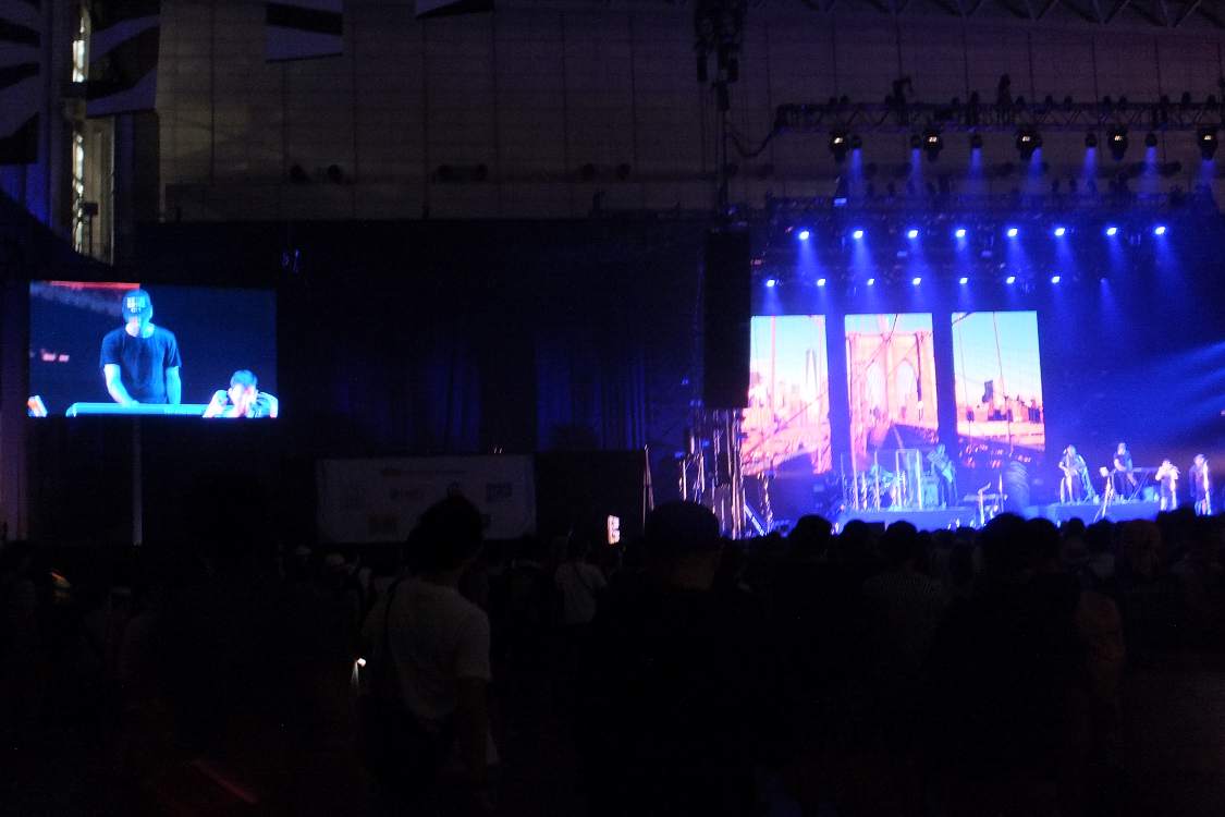 モニター画面は客側から見て左側のみ。