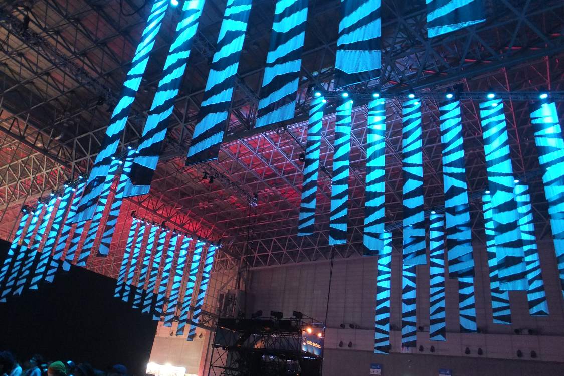 電飾はありませんが、垂れ幕が多数下がっていました。