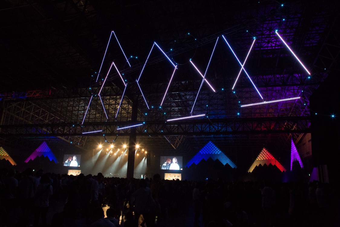 マウンテンステージの電飾。定期的に色が変わっていきます。