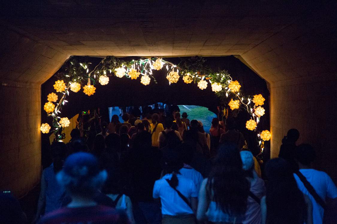 メッセ大橋の下をくぐる通路。武蔵野美術大生らによるトンネルアート。