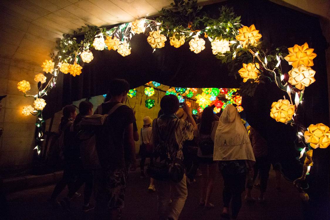 薄い橙色で統一。葉もあるので花または実に見立てているとみられます。