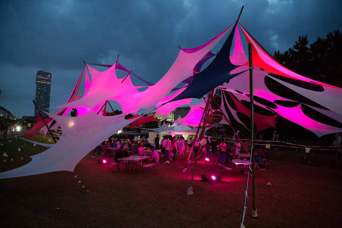 夜になるとタープ様のひさしに照明が当てられ、色が変わります。