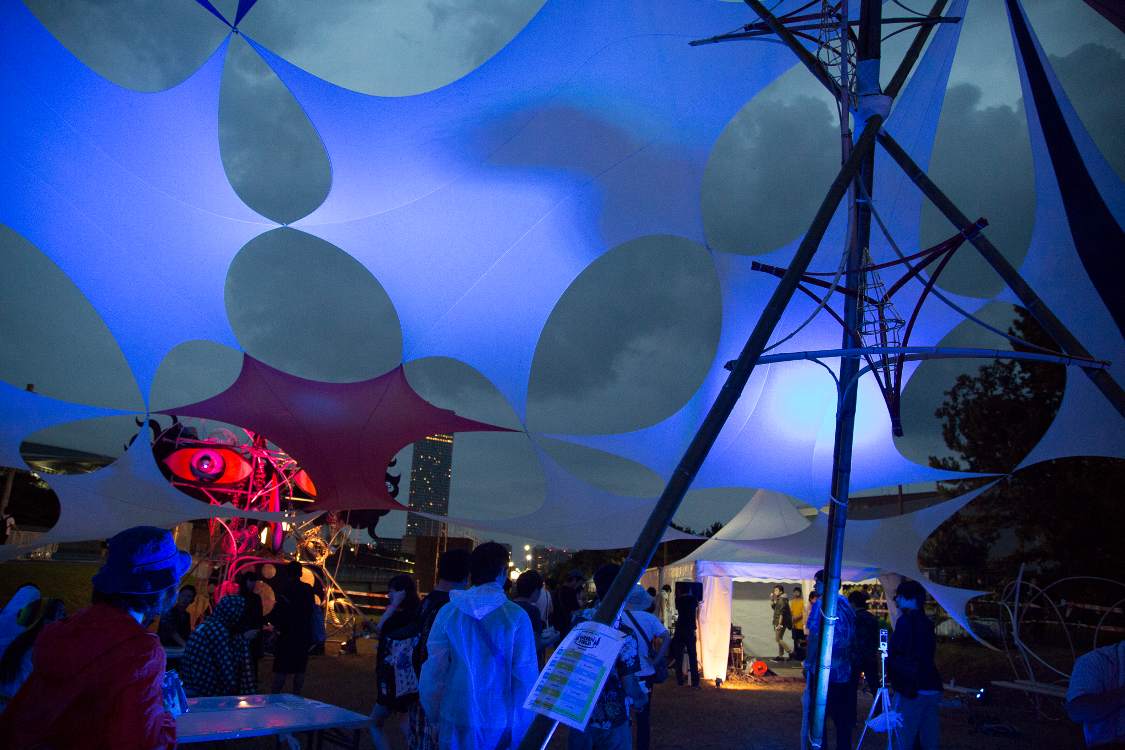 タープの内側から。