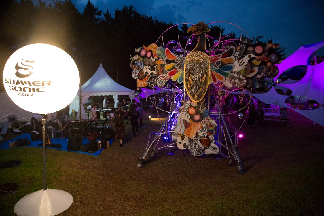 グリーンフィールドの夜。シンボル的なオブジェ。