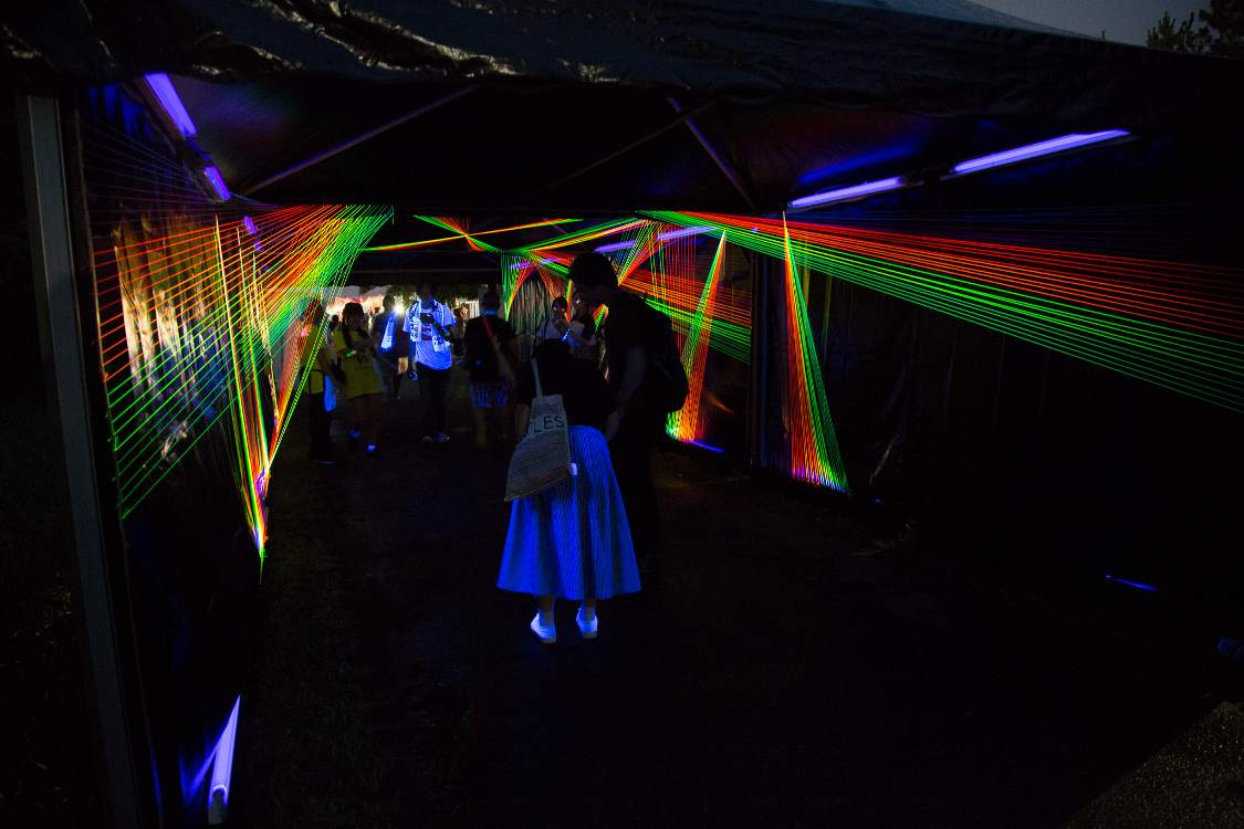 奥行きがあり、光線はアーティストと観客のつながりを表しているとしています。