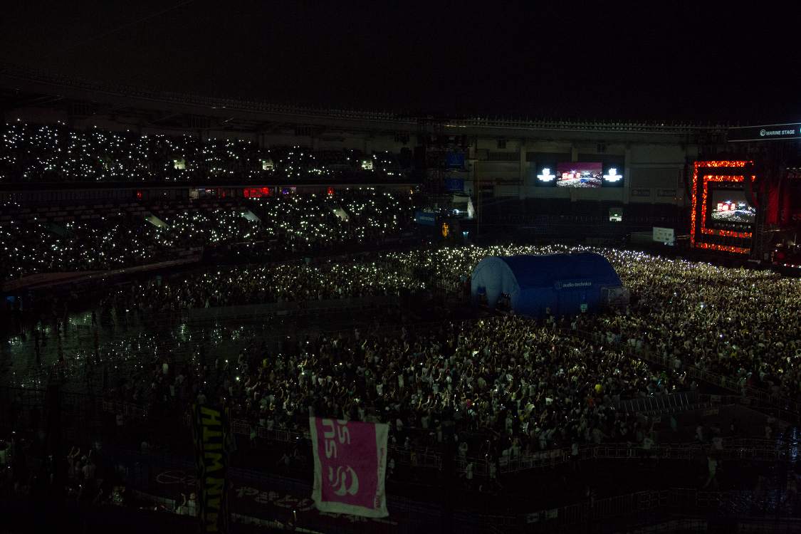 前回は二つ折れの携帯電話の光で演出していましたが、今回はスマートフォンで同じように演出していました。