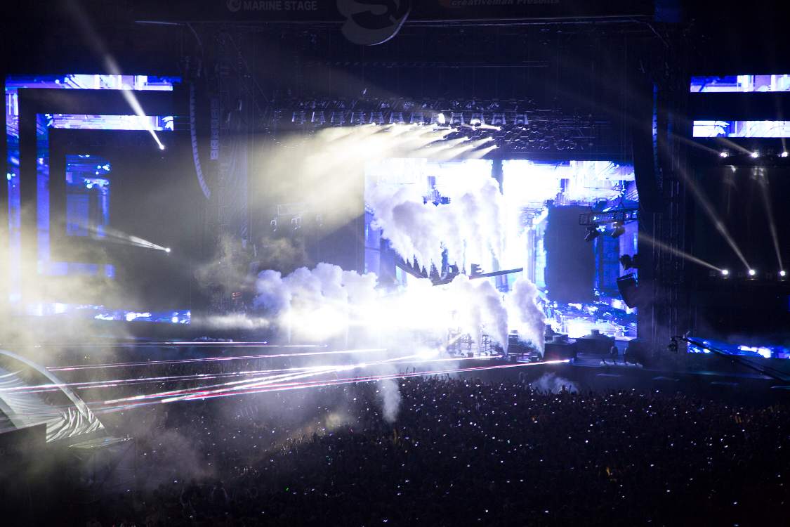 初日のマリンステージのトリ、カルヴィン・ハリスのオープニング。