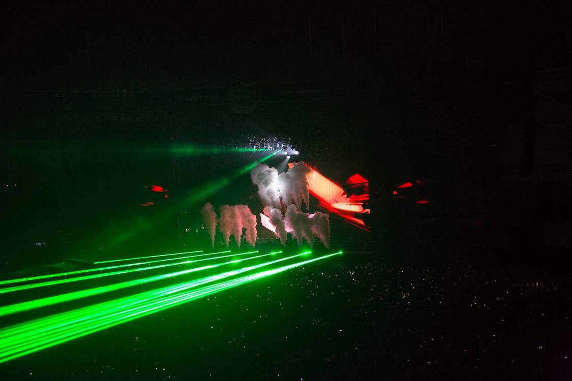 レーザー光、スモーク、火球など、演出は何でも使います。