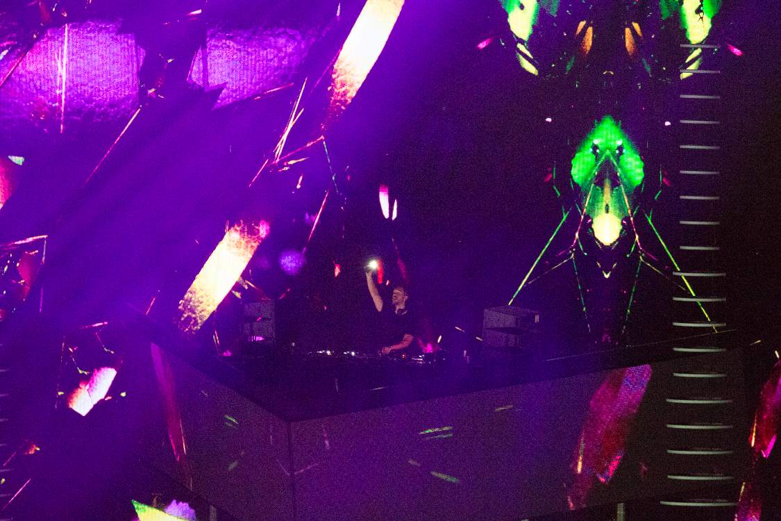 手を挙げるカルヴィン・ハリス。