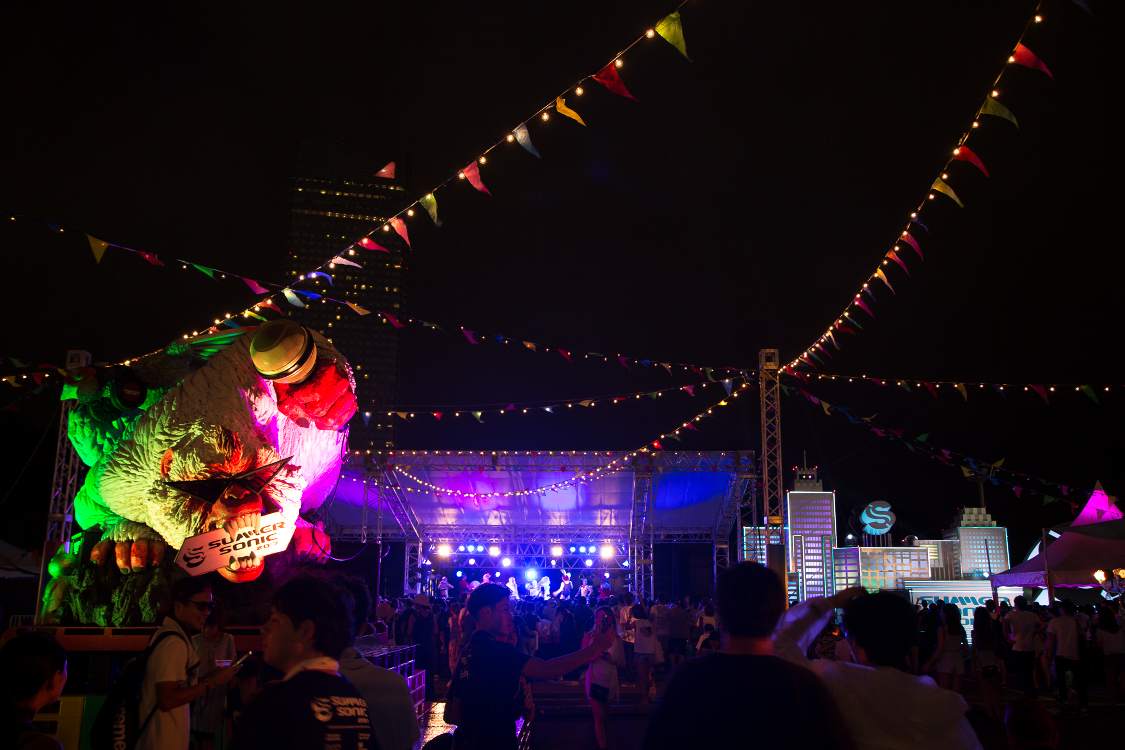 夜もステージは使われていますが、音楽公演ではありません。