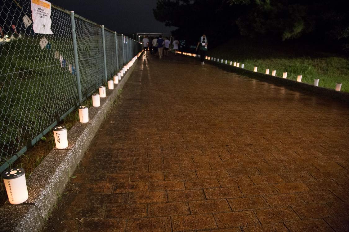 沿道のろうそく。右側は一部消えています。