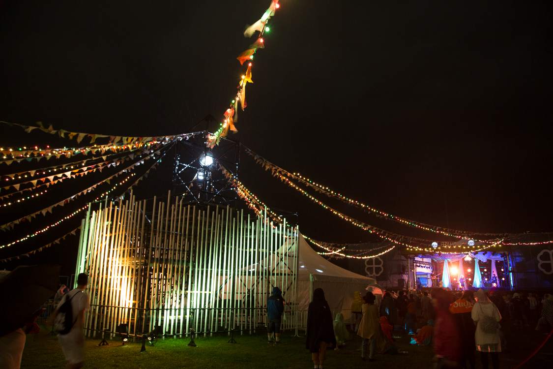 中央から四方にのびる電飾。