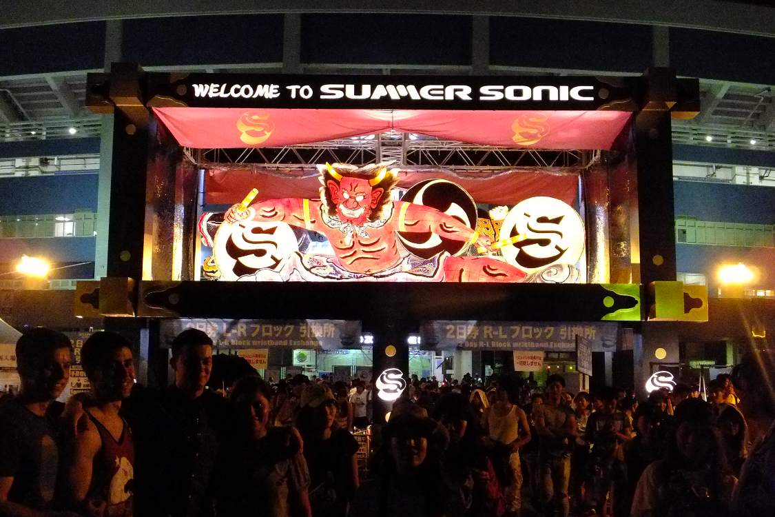 入場ゲートを通過。外側から。