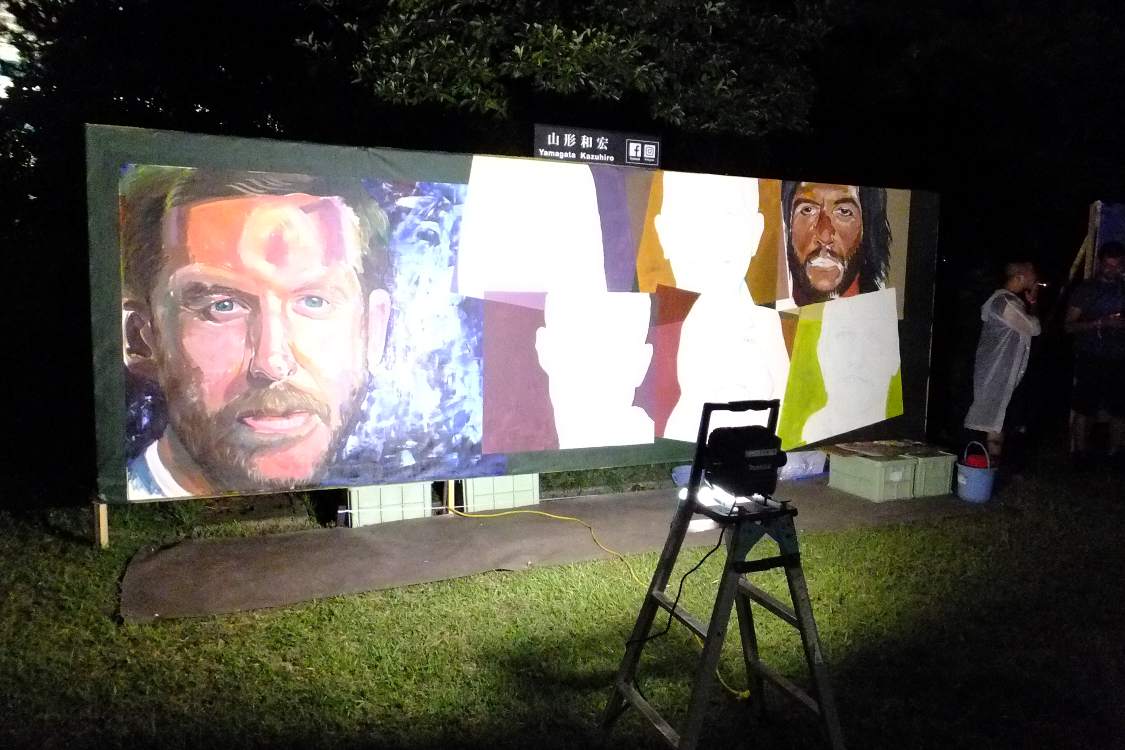 昨年同様にトリのアーティストの肖像画がありました。制作途中。