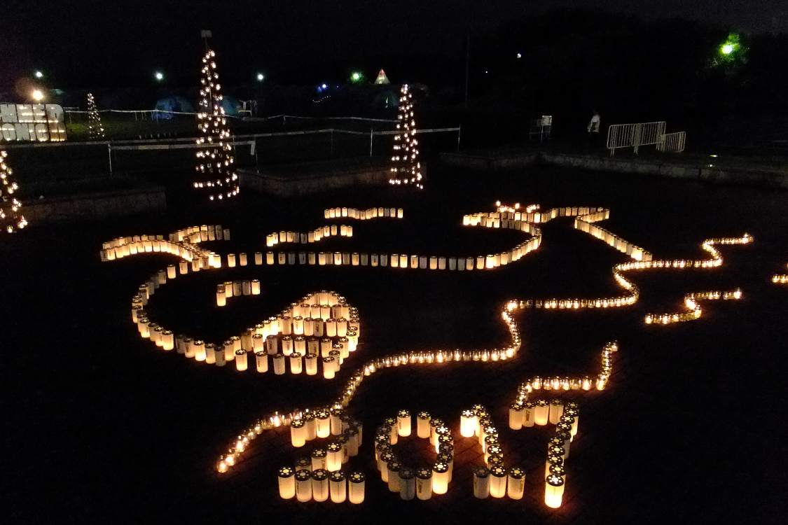 ろうそくの瓶で描いた絵。文字中心だった昨年までとはイメージを変えました。