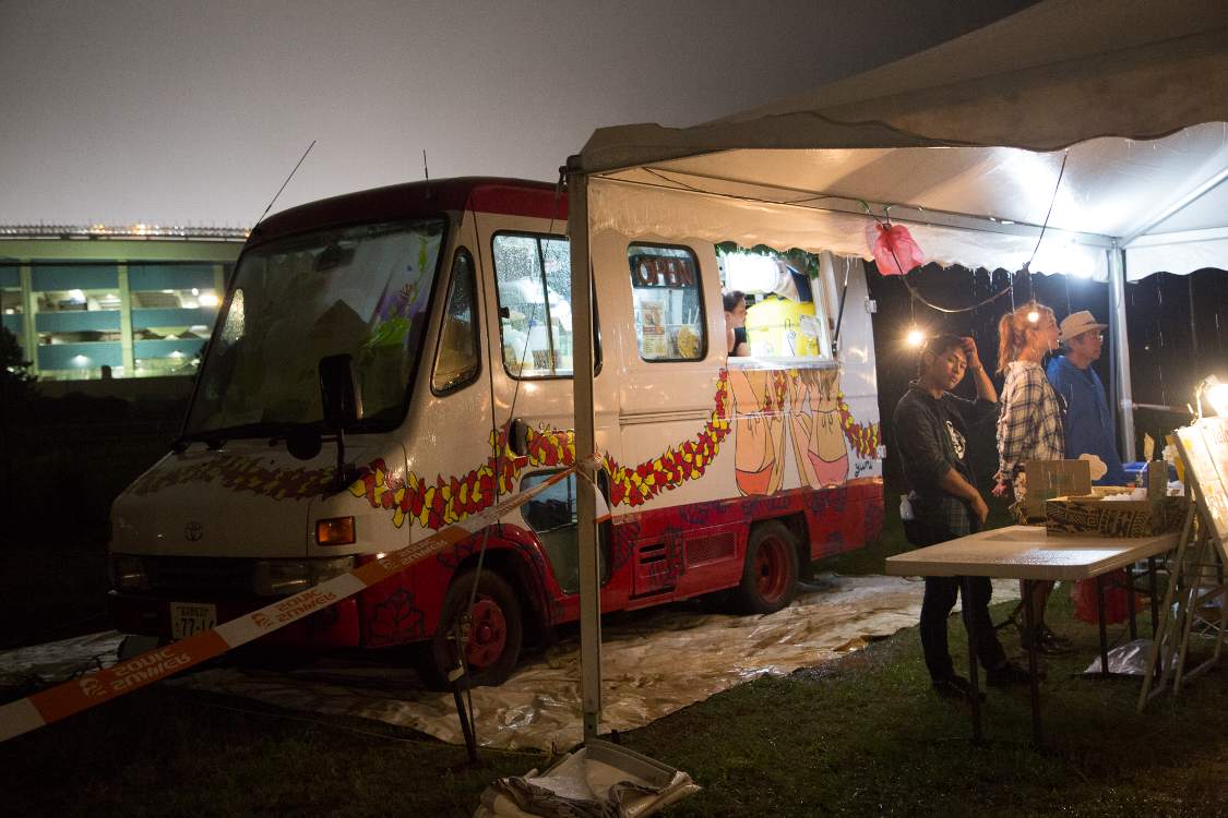 調理はキッチンカー。