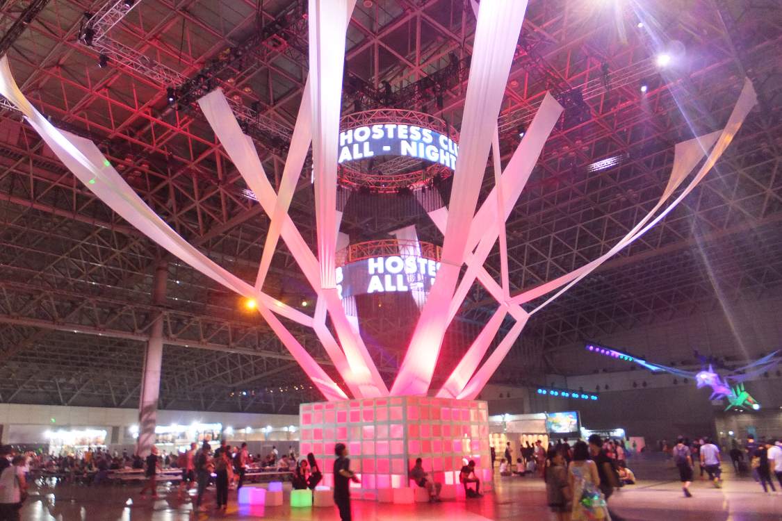 サマーソニックの初日と2日目の間の深夜は、幕張メッセの公演全体がホステスクラブオールナイターでした。