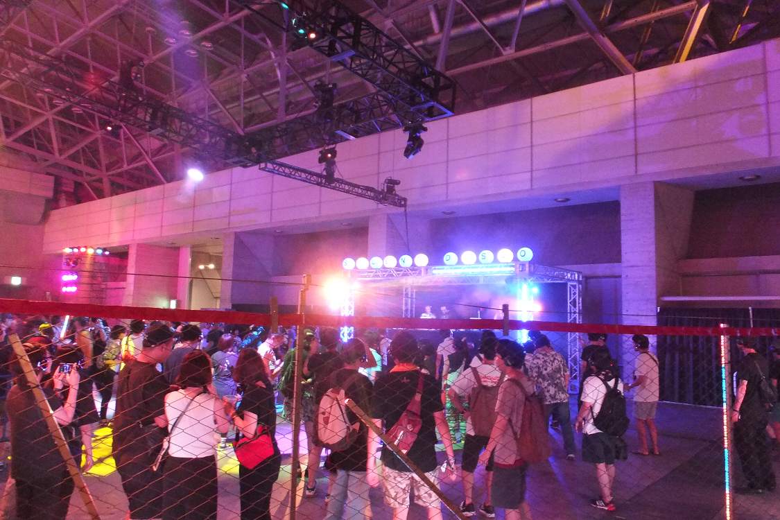 サイレントディスコの金網の外から。