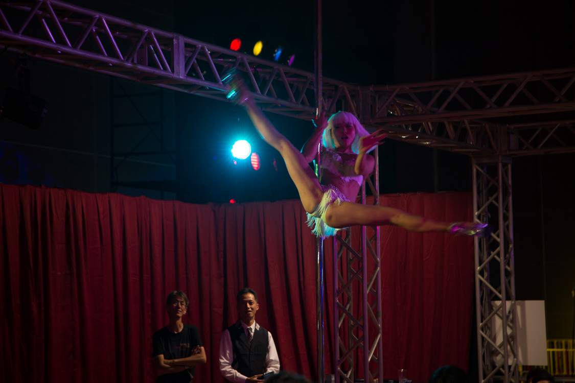 手を振る余裕。