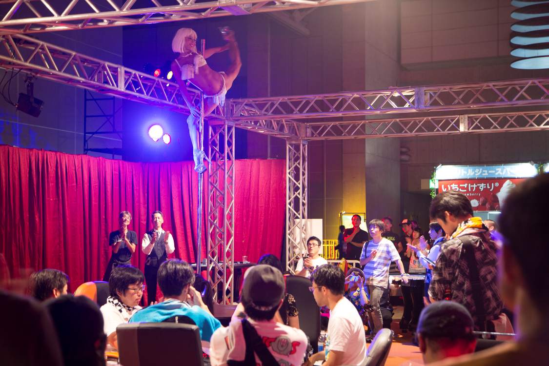 定期的に出てくるポールダンス。