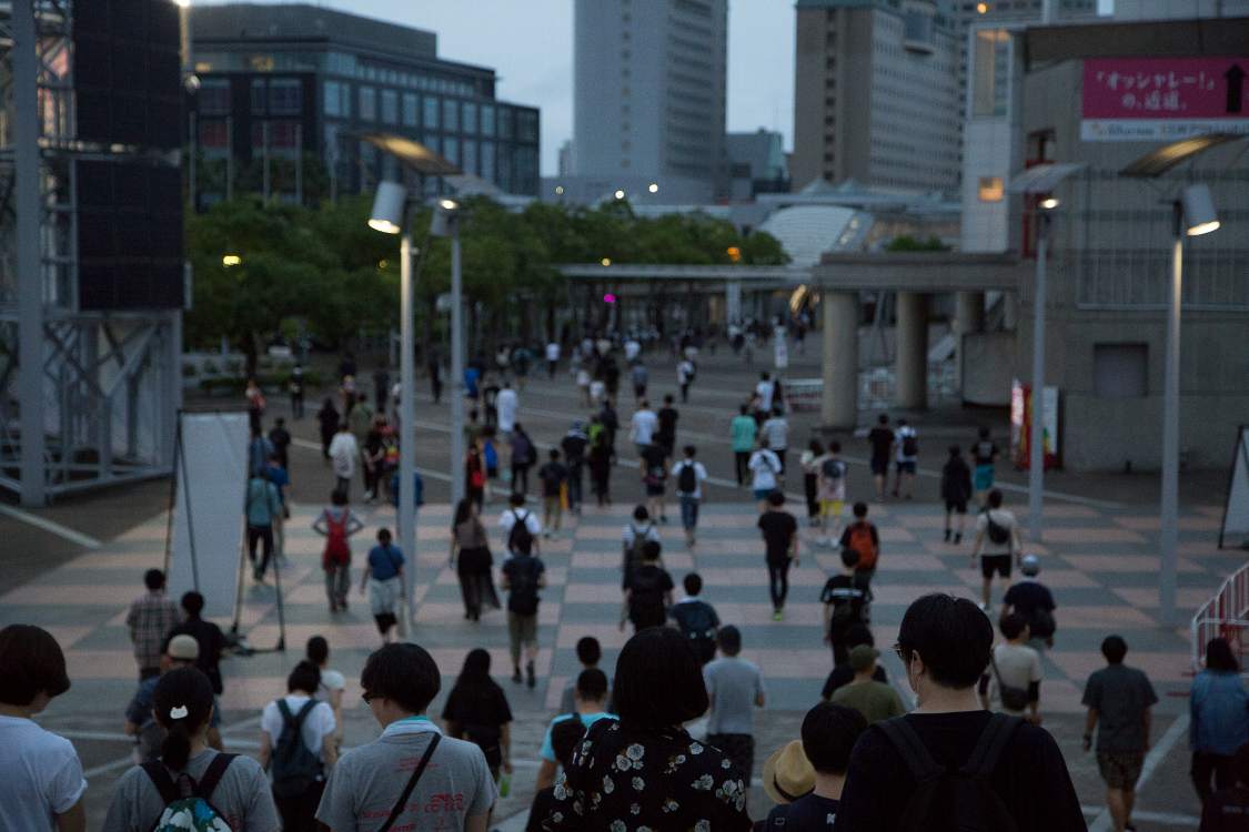 帰宅する人。深夜は電車がないので多くの人が終演まで会場にいます。