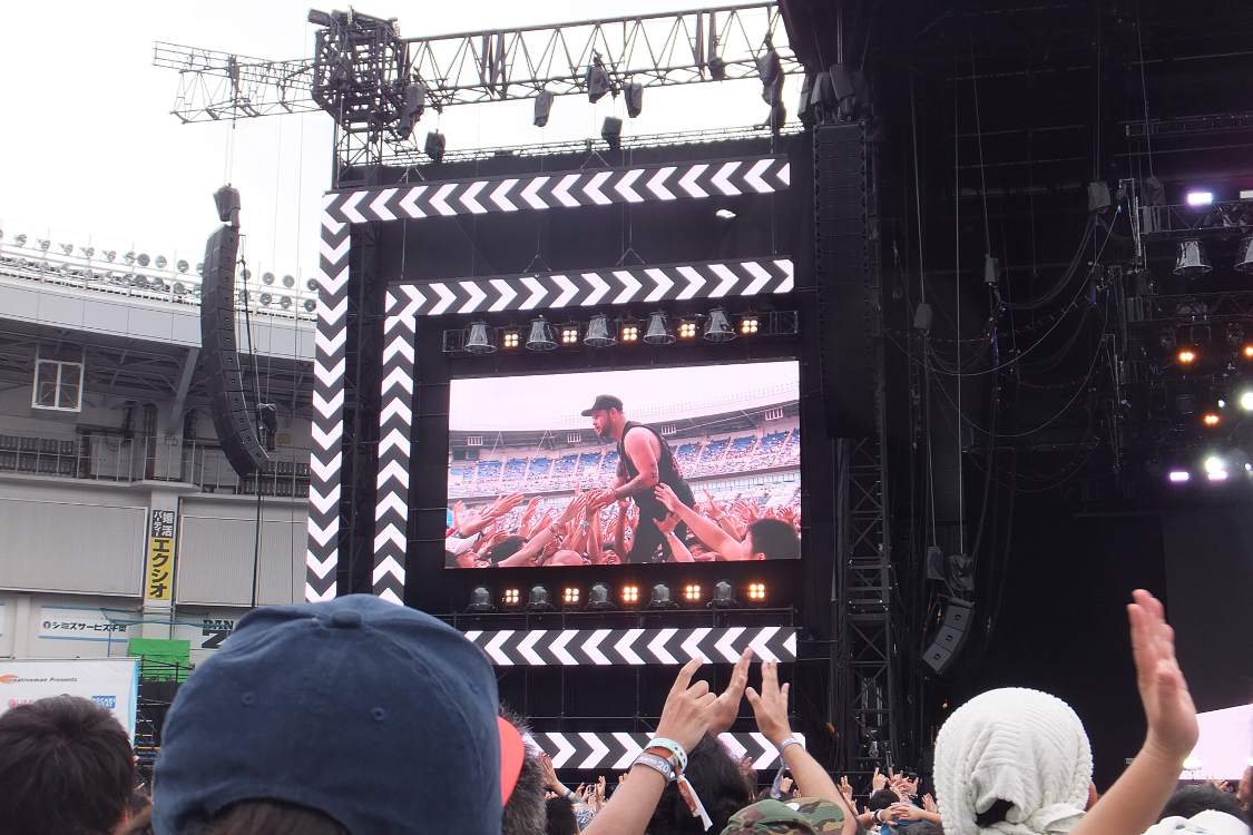 ロイヤル・ブラッドのメンバーが客席に入ったころ。