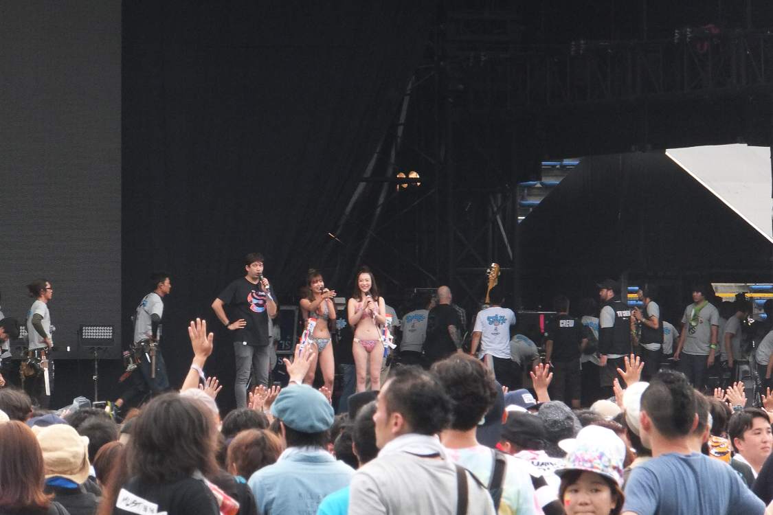 これからアリーナに水を撒く水着の人。以前はスタッフが散水していました。