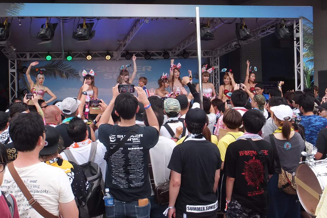 マリンステージに限らず、幕張メッセ内にも似たような専用ステージがかつてありました。サマーソニック特有の風景。