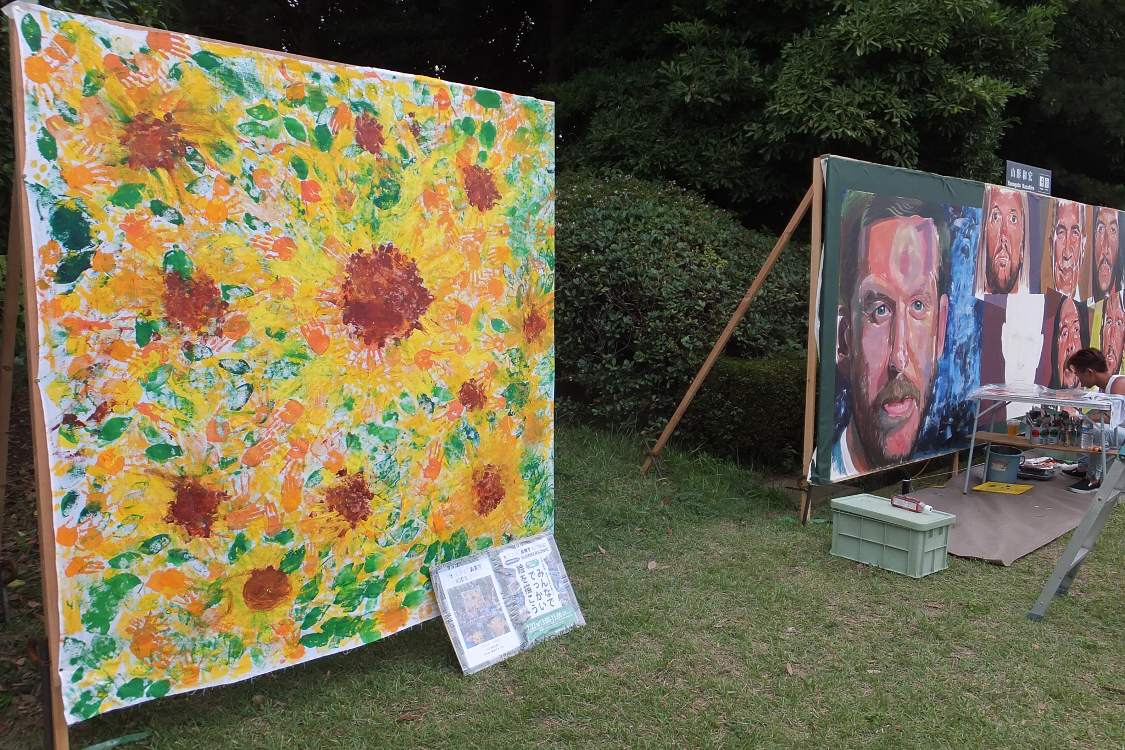 マリンステージ入場ゲートの北側からソニッカートのスペース。左はサマーソニックの子ども向けイベントで描かれた絵。手形が多数見えます。