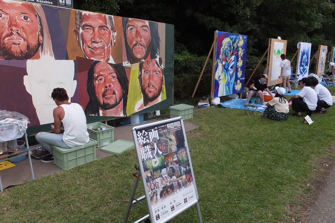 カルヴィン・ハリスとフー・ファイターズの絵のみサイズが大きく、事前に作家名も告知されています。