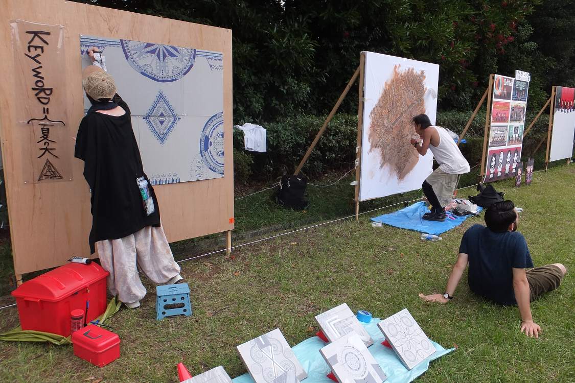 ほぼ正方形のサイズは美術大学生らが担当。