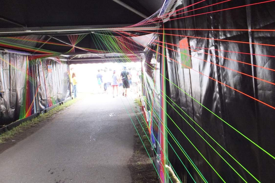 黒いテントの「アートトンネル」。