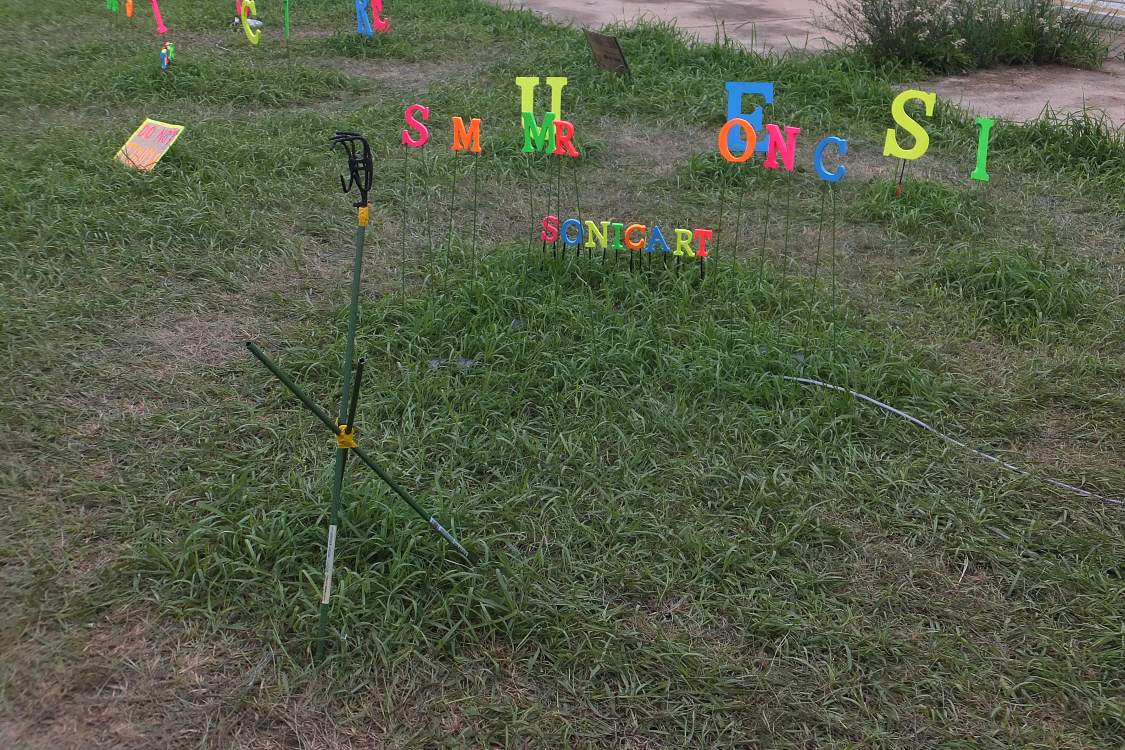 それぞれ違う距離にある文字が特定の場所から見ると一つの綴りに。星座と同じです。