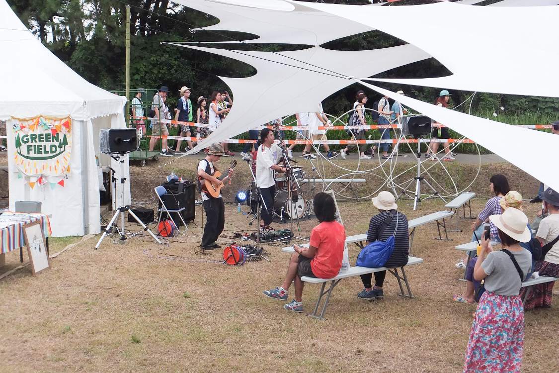 地面にそのままのライブ会場がありました。