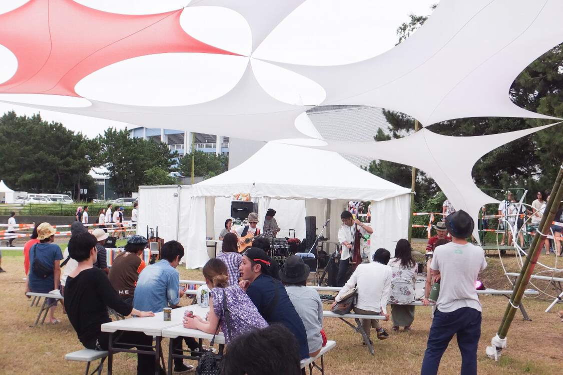 ひさしの中から。